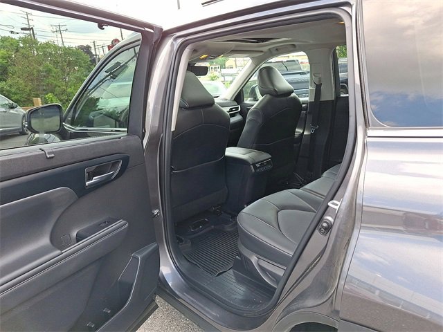 Used 2022 Toyota Highlander XLE image 24