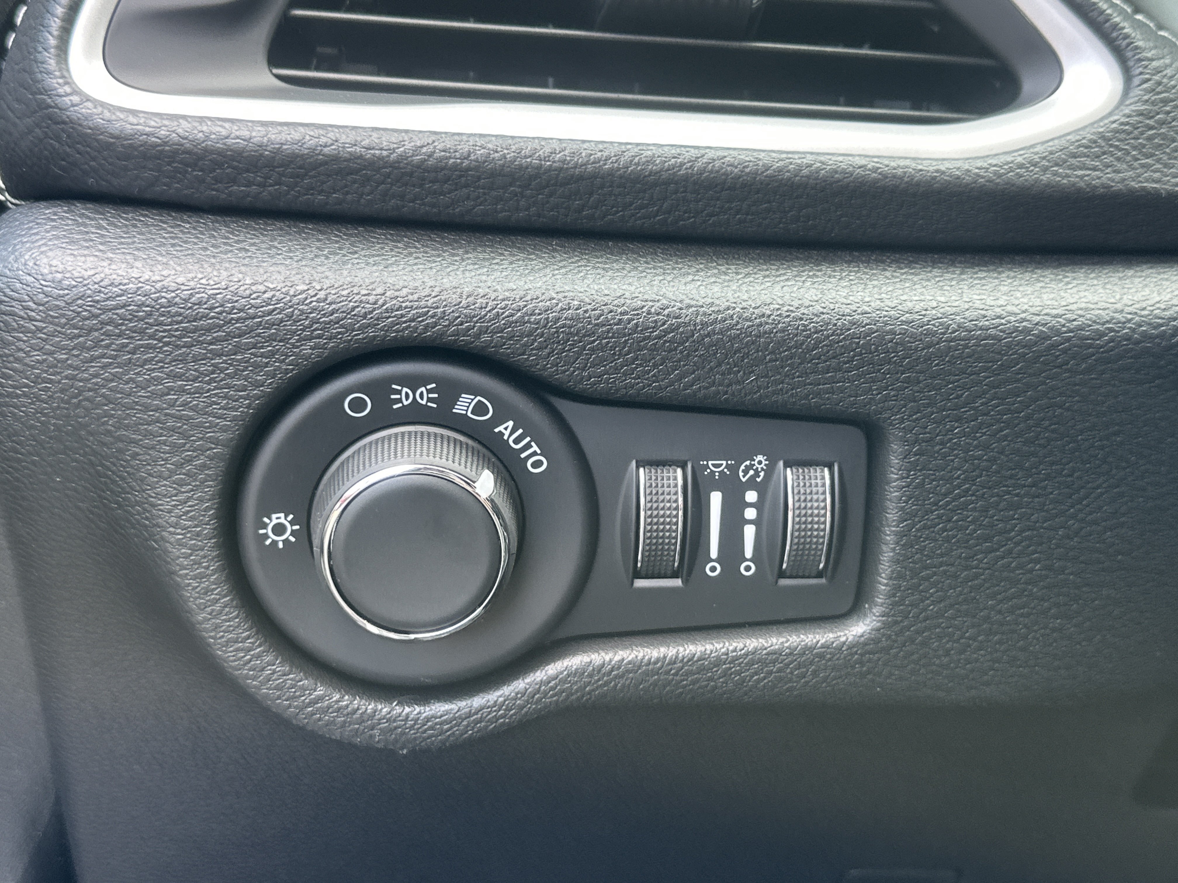 New 2027 Chrysler Pacifica Select FWD image 10