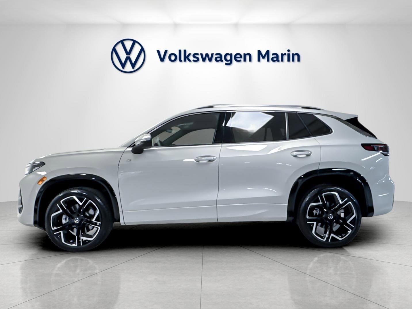 New 2026 Volkswagen Tiguan SEL R-Line AWD/4WD image 2