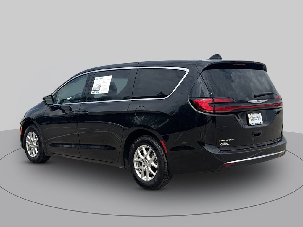Used 2024 Chrysler Pacifica Touring-L FWD image 5