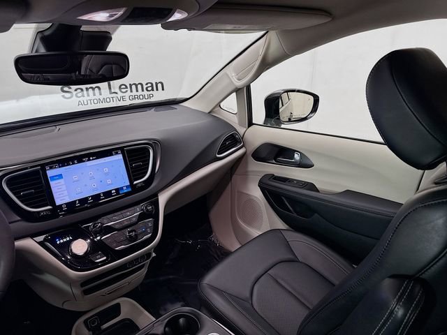 Used 2024 Chrysler Pacifica Touring-L image 21