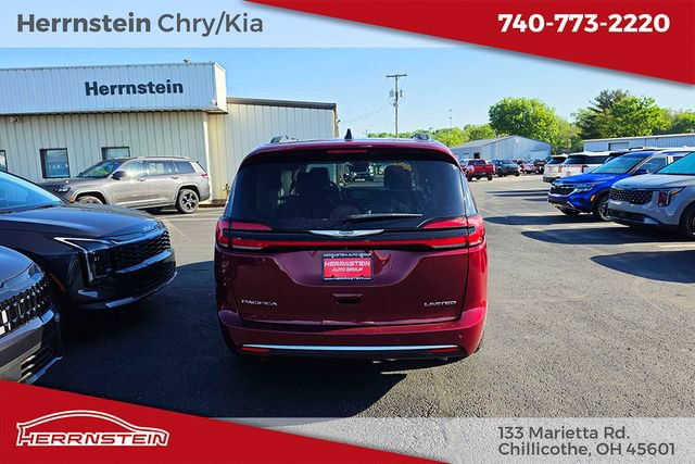 Used 2023 Chrysler Pacifica Limited FWD image 33