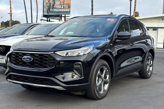 Used 2025 Ford Escape ST-Line AWD/4WD image 2