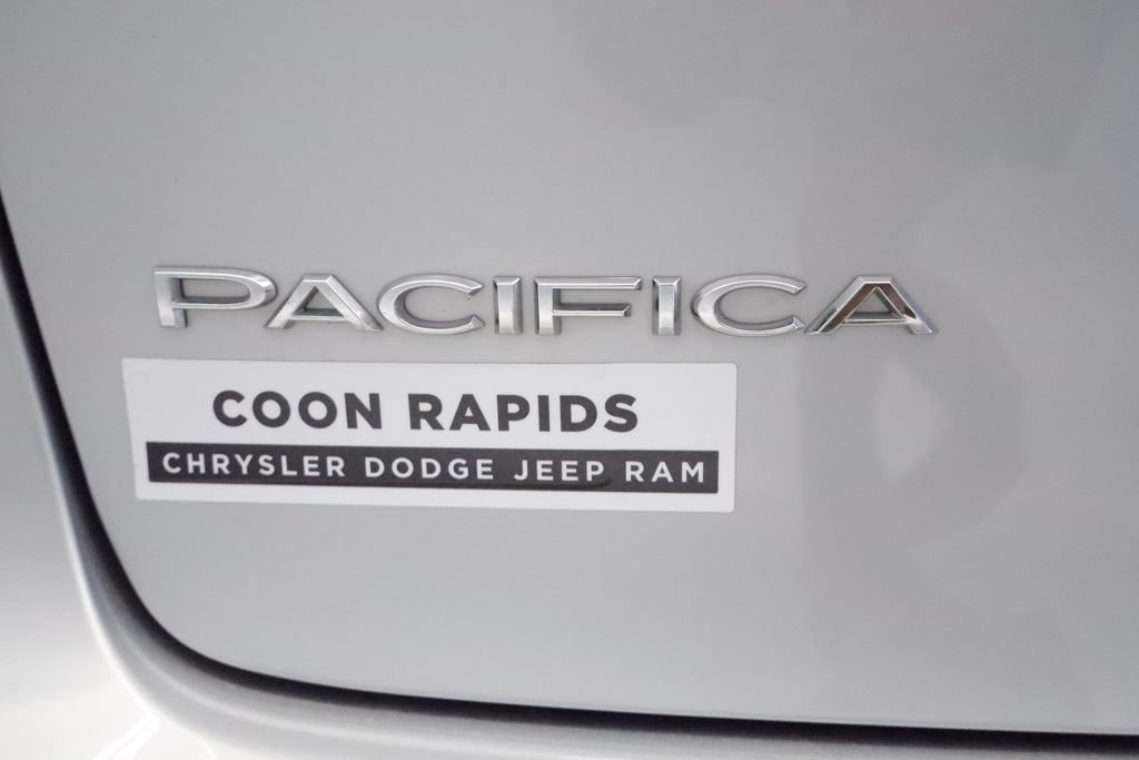 Certified 2024 Chrysler Pacifica Touring-L FWD image 9