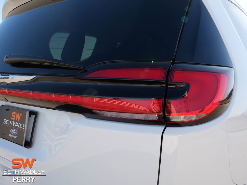 Used 2024 Chrysler Pacifica Touring-L image 8
