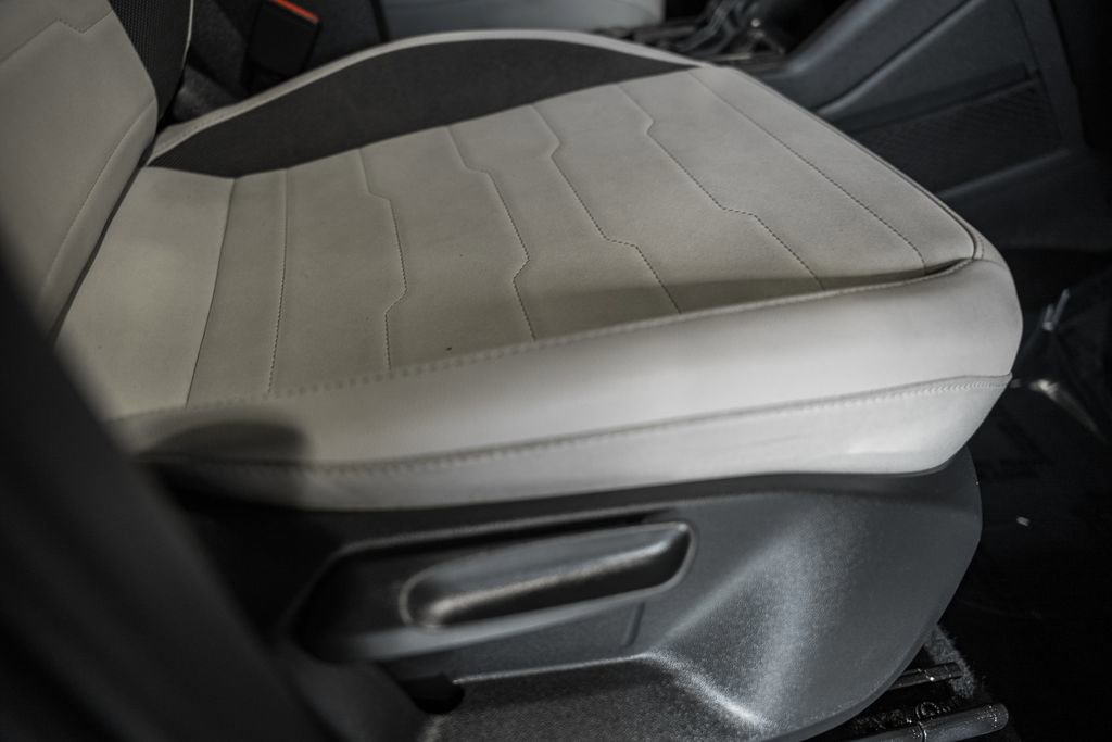 Used 2025 Volkswagen Taos SE w/ Panoramic Sunroof Package image 40