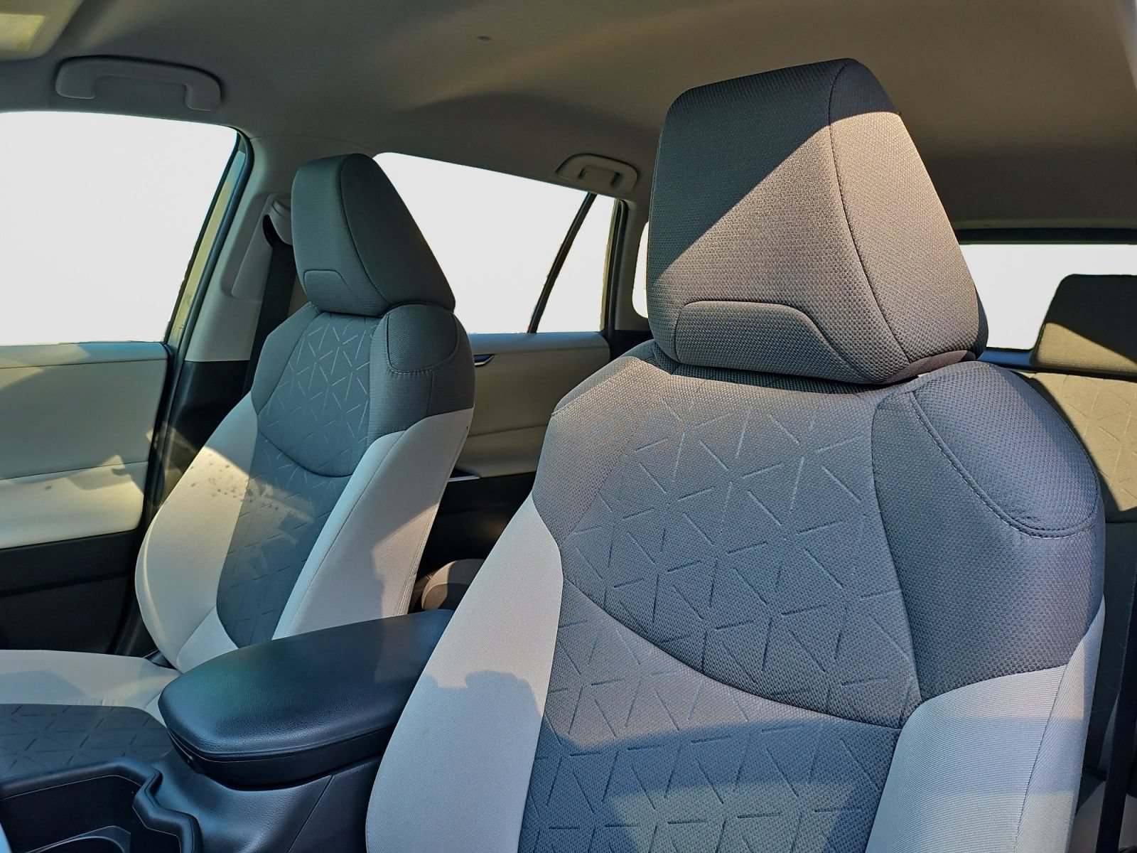 Used 2022 Toyota RAV4 XLE AWD/4WD image 23
