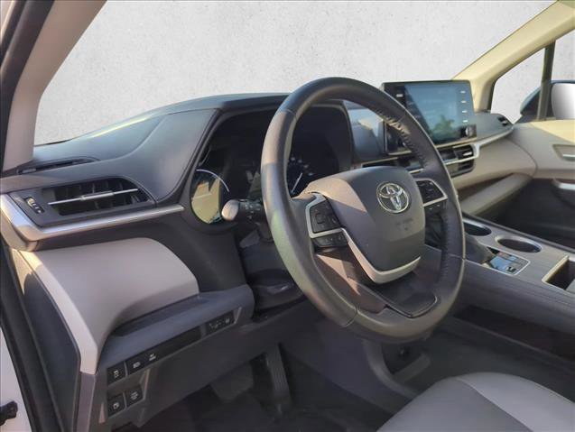 Used 2023 Toyota Sienna XLE w/ XLE Plus Package FWD image 11