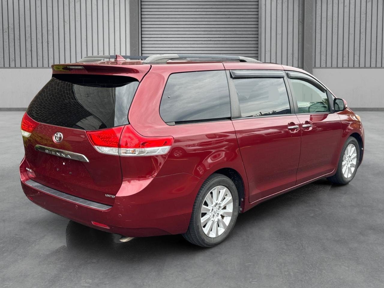 Used 2014 Toyota Sienna Limited w/ Limited Convenience Package FWD image 33