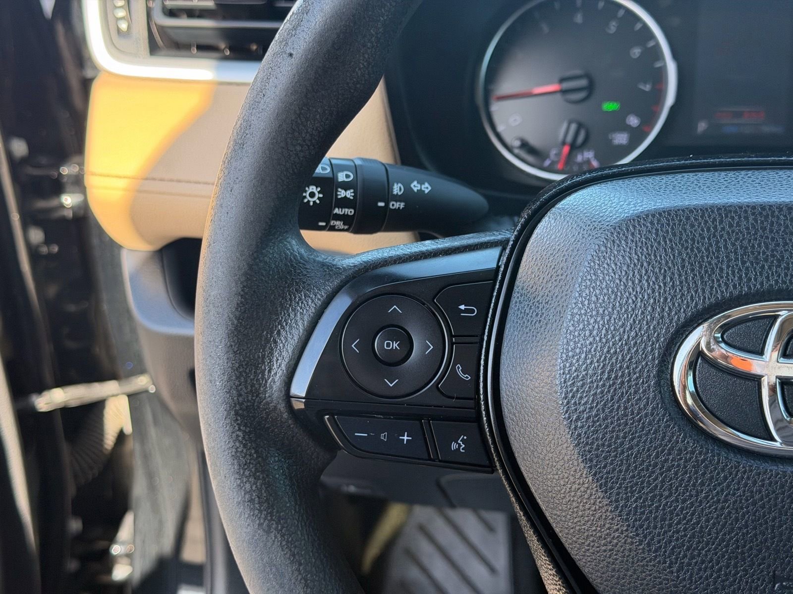 Used 2019 Toyota RAV4 XLE w/ Carpet Mat Package FWD image 23