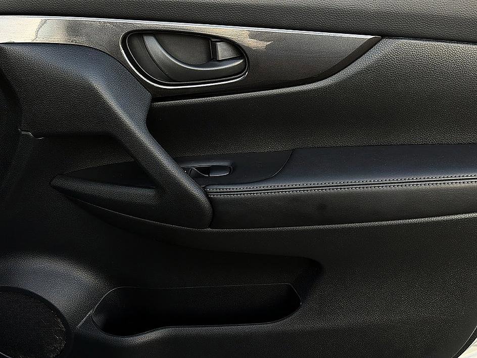 Used 2019 Nissan Rogue S image 22