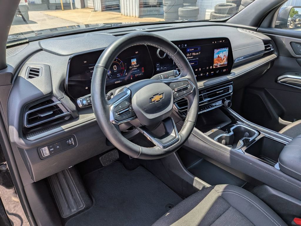 Used 2025 Chevrolet Traverse LT FWD image 31