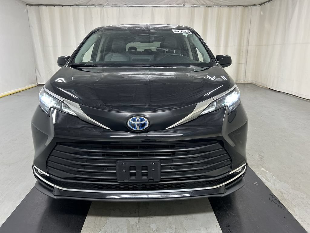 Used 2024 Toyota Sienna XLE w/ XLE Plus Package AWD/4WD image 3