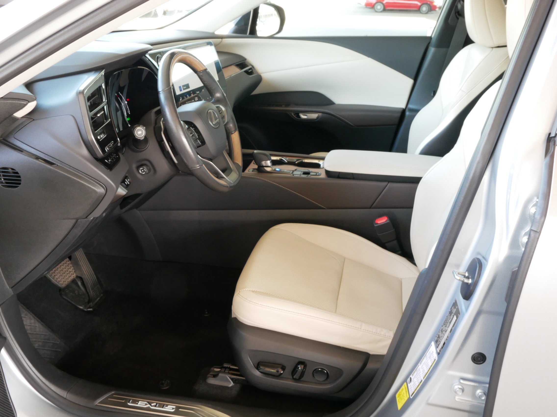 Used 2024 Lexus RX 350h w/ Convenience Package image 4