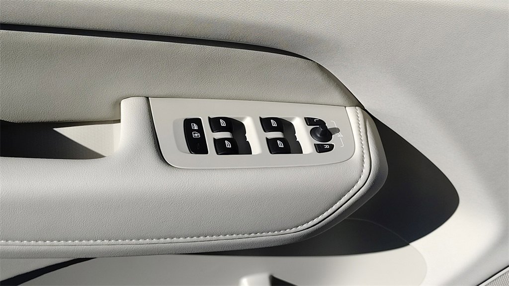 Used 2026 Volvo XC60 B5 Ultra w/ Climate Package PRO image 10