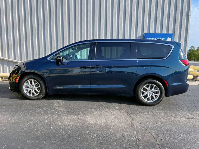 Used 2023 Chrysler Pacifica Touring-L w/ Uconnect Theater Family Group FWD image 6