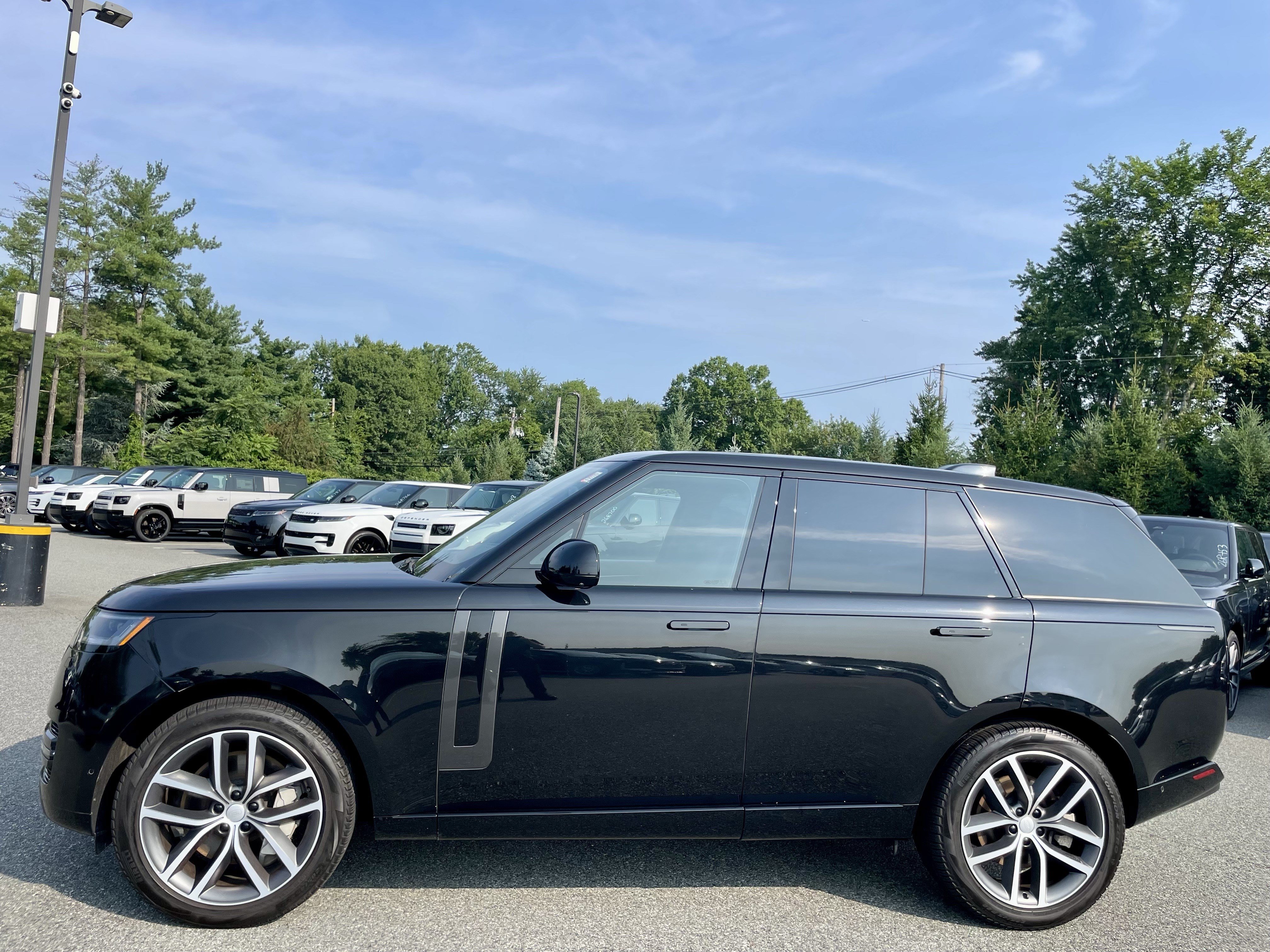 Used 2025 Land Rover Range Rover SE AWD/4WD image 8