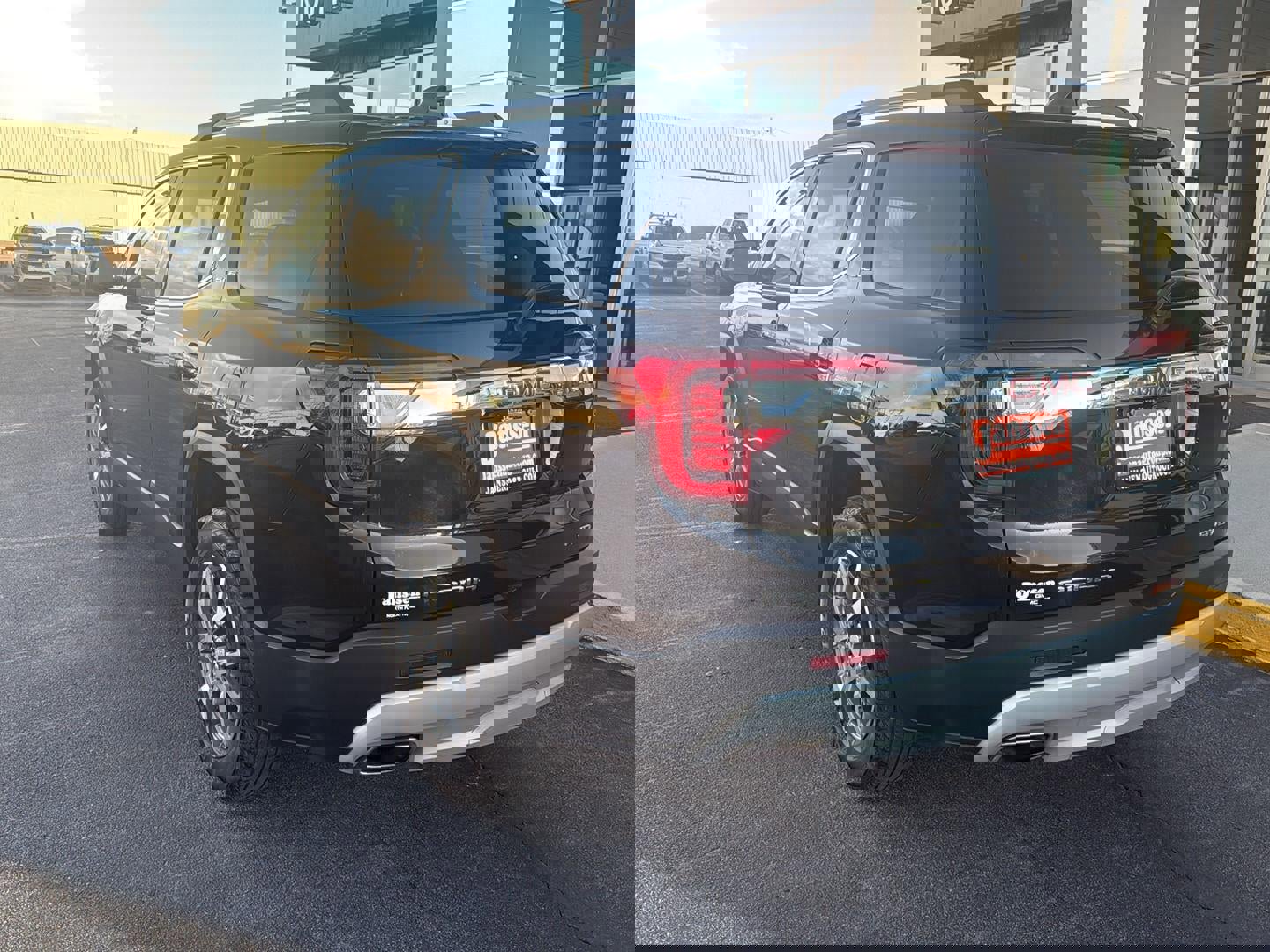 Used 2023 GMC Acadia SLE w/ Driver Convenience Package image 2