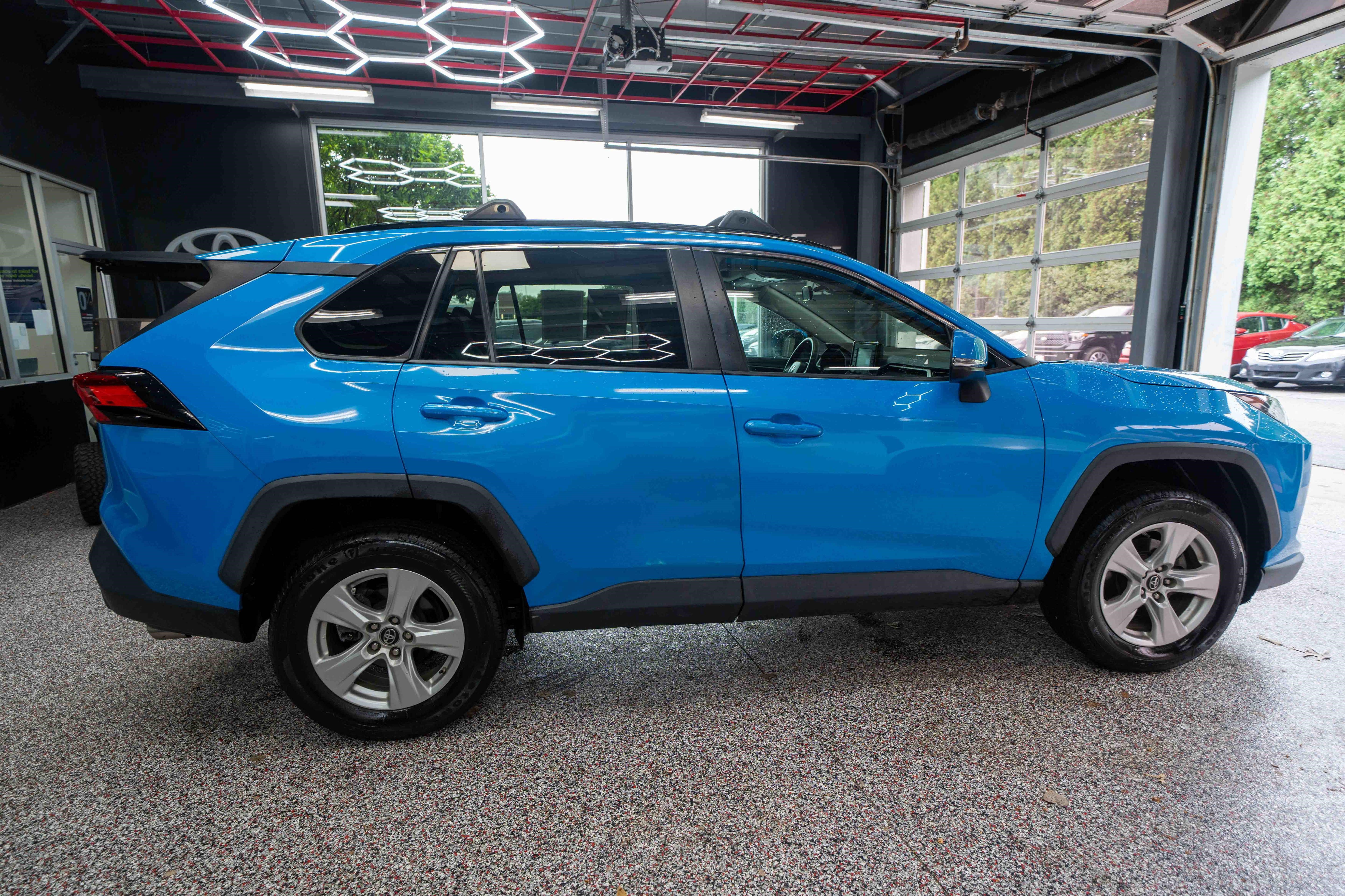 Used 2019 Toyota RAV4 XLE FWD image 4