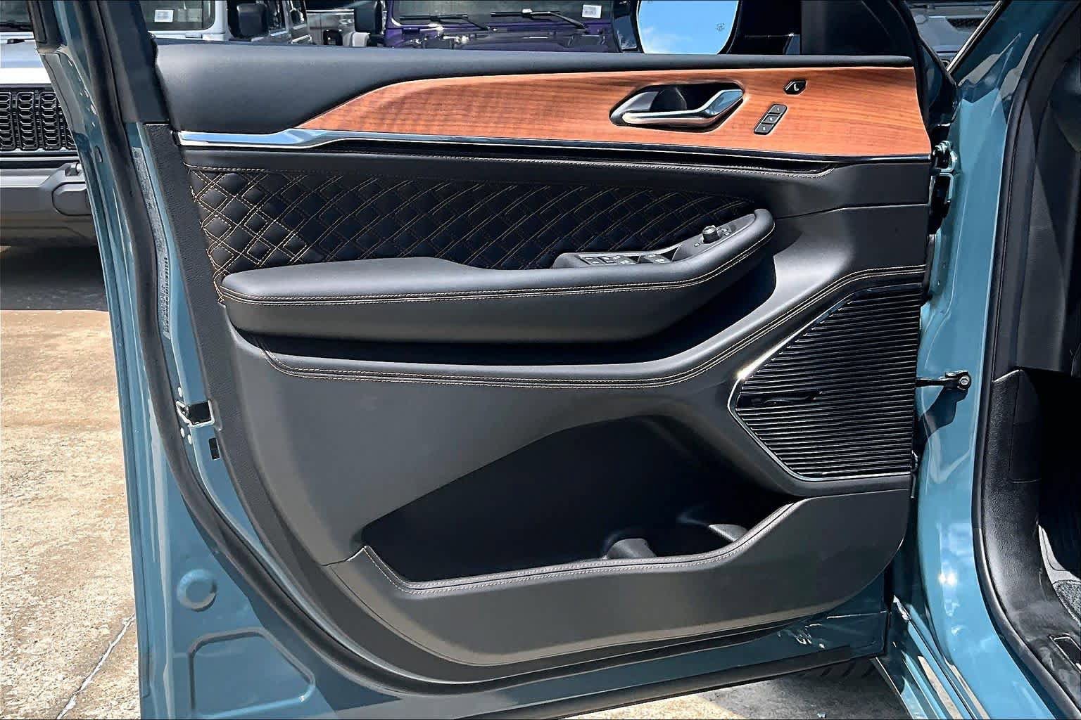 New 2026 Jeep Grand Cherokee Summit AWD/4WD image 11