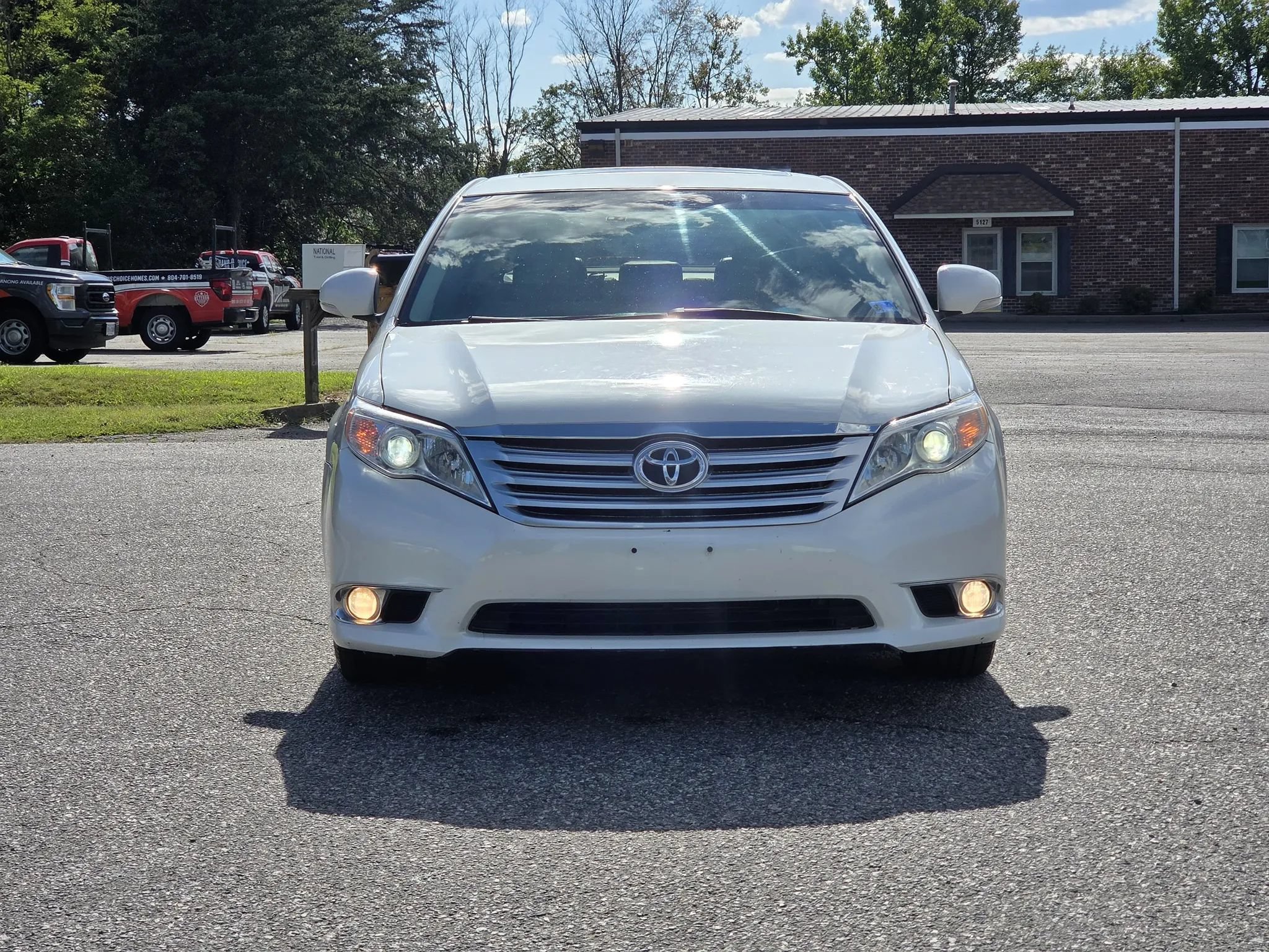 Used 2011 Toyota Avalon Limited FWD image 3