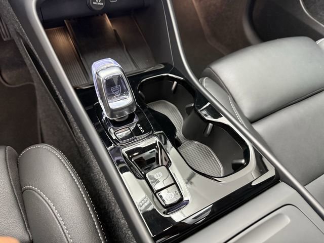 Certified 2025 Volvo XC40 B5 Plus image 19