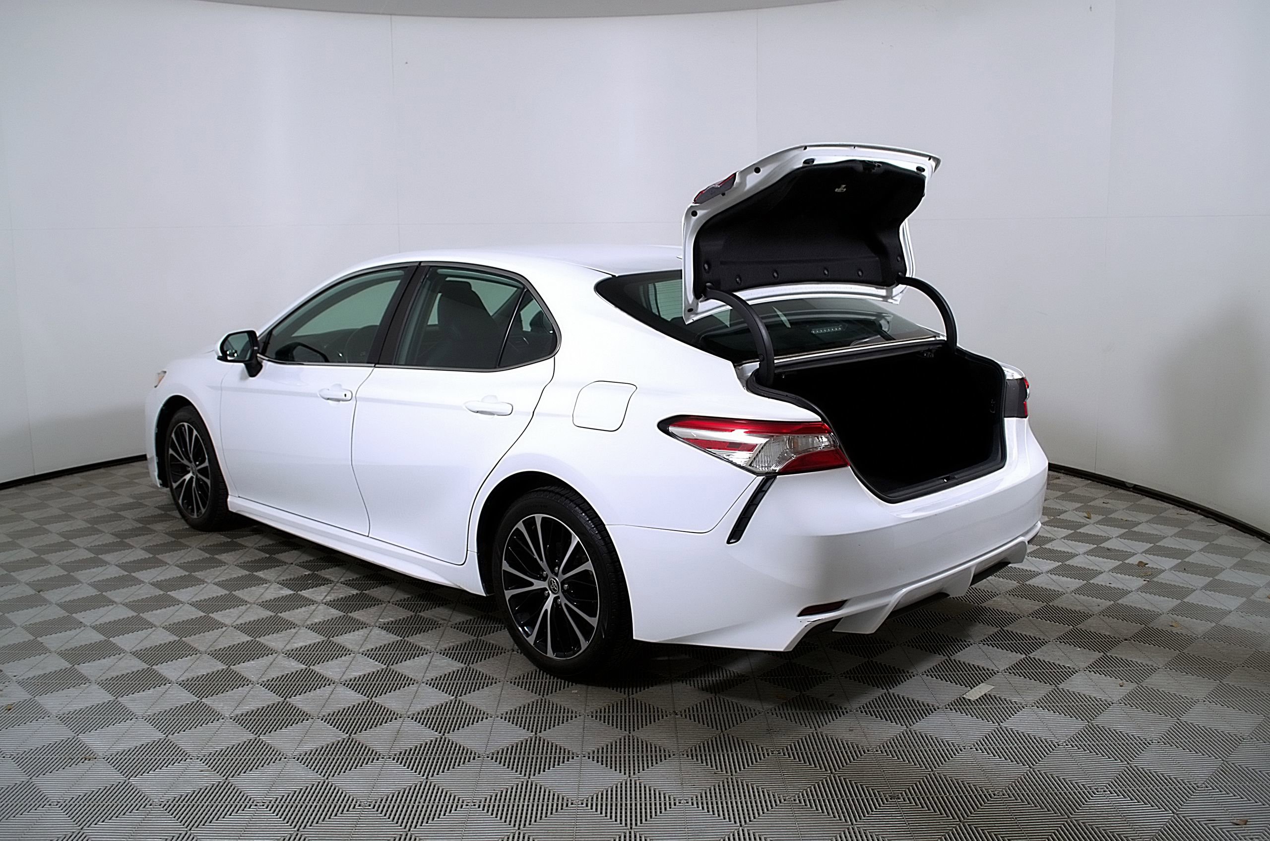Used 2020 Toyota Camry SE FWD image 10