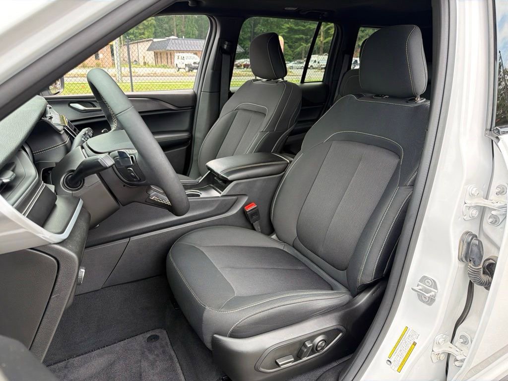Used 2025 Jeep Grand Cherokee Laredo X w/ Luxury Tech Group I AWD/4WD image 13