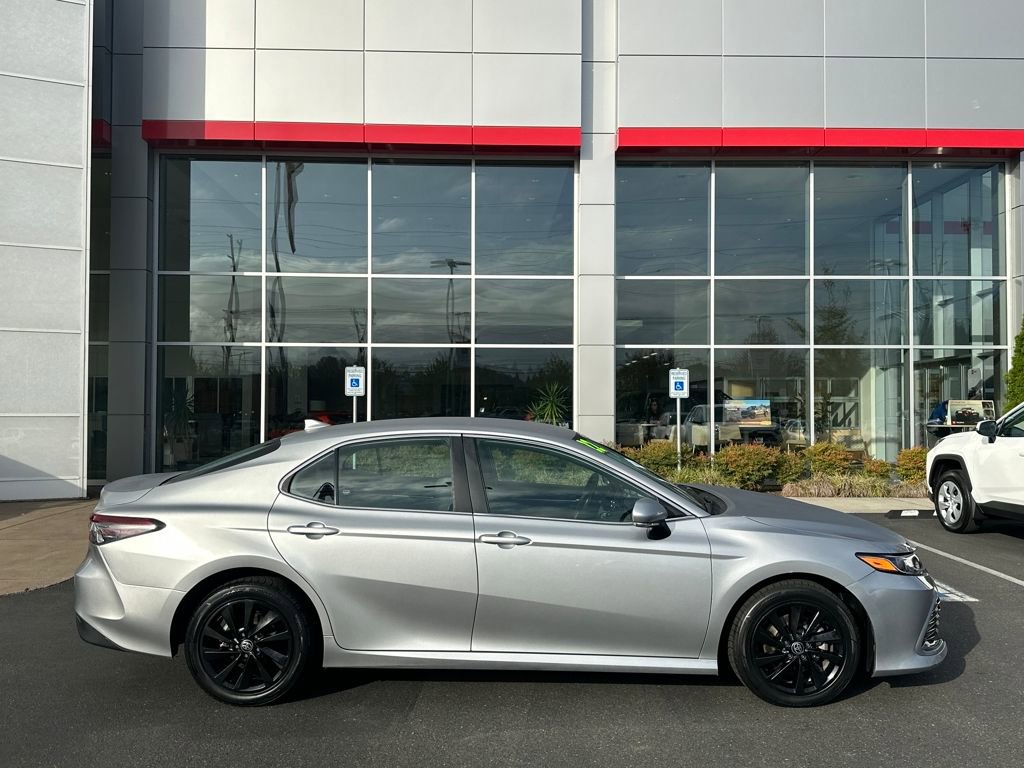 Used 2022 Toyota Camry LE image 2