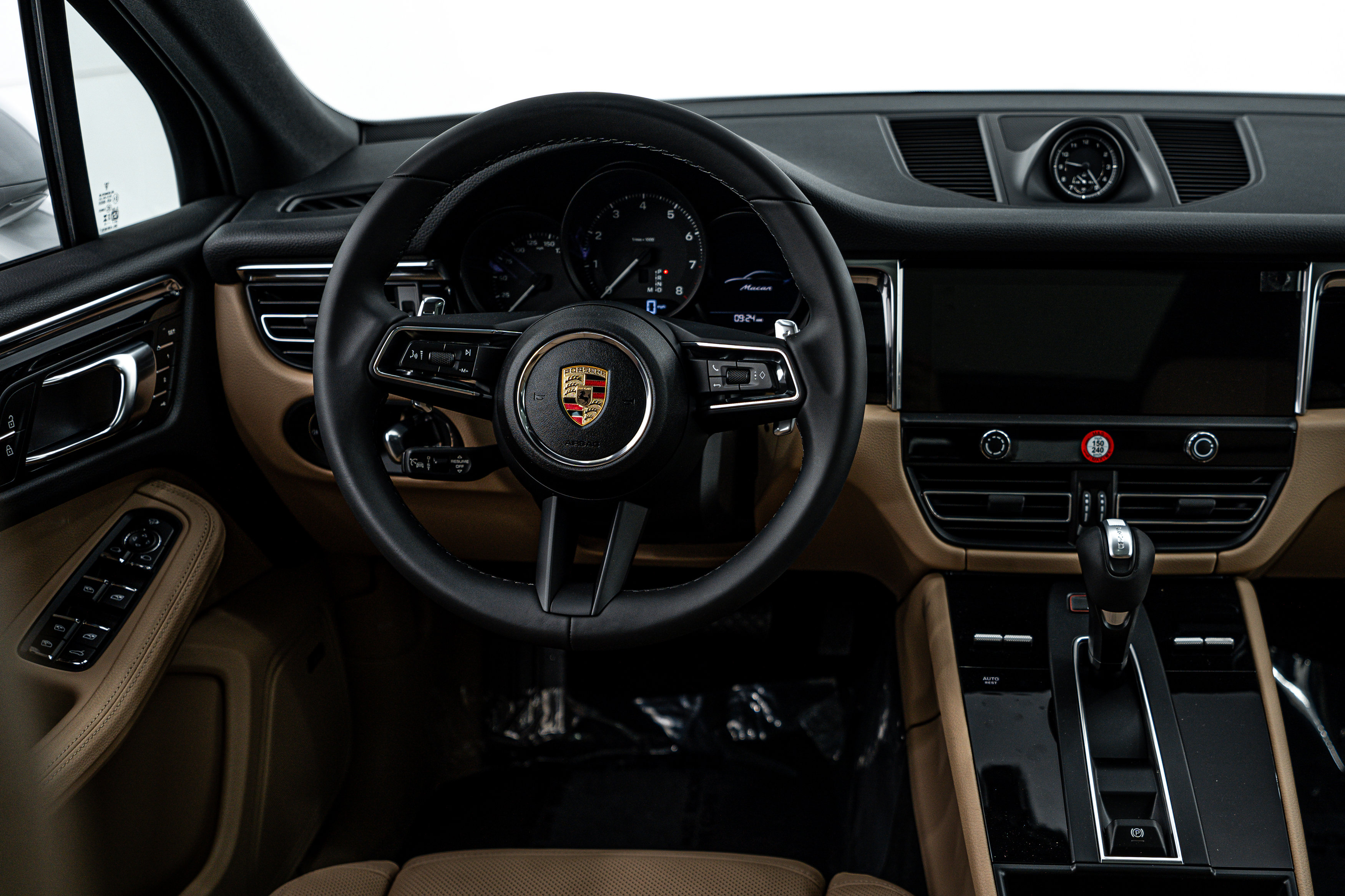 Certified 2025 Porsche Macan image 14