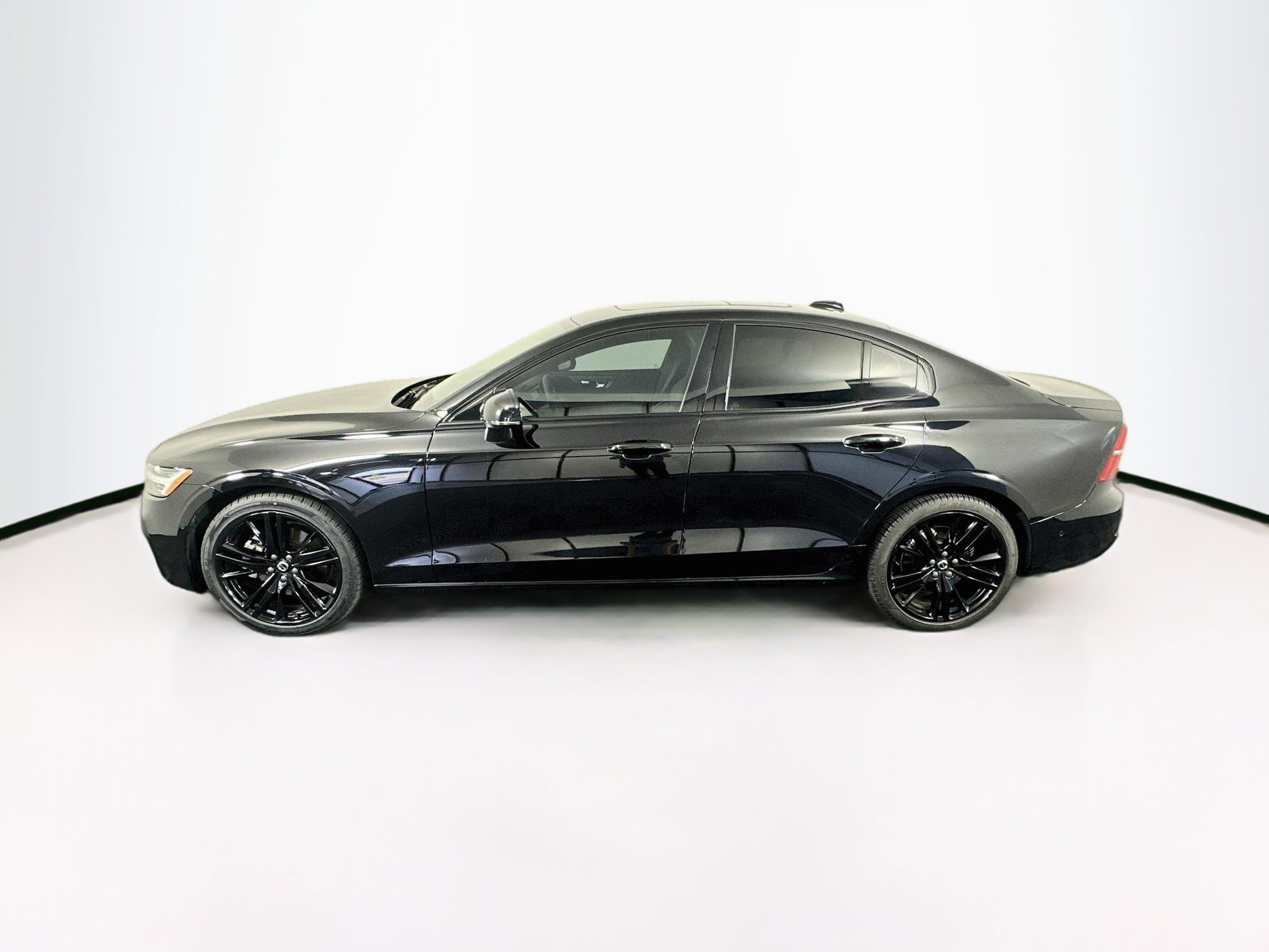 Used 2024 Volvo S60 B5 Plus w/ Protection Package Premier FWD image 4