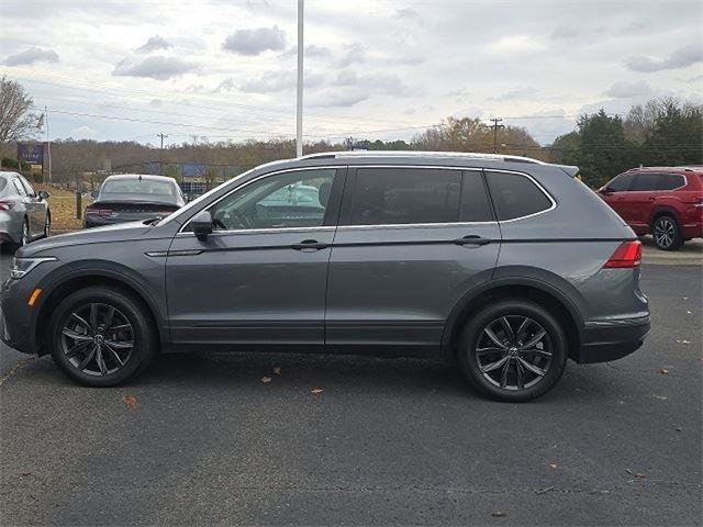 Used 2023 Volkswagen Tiguan SE w/ Panoramic Sunroof Package image 4