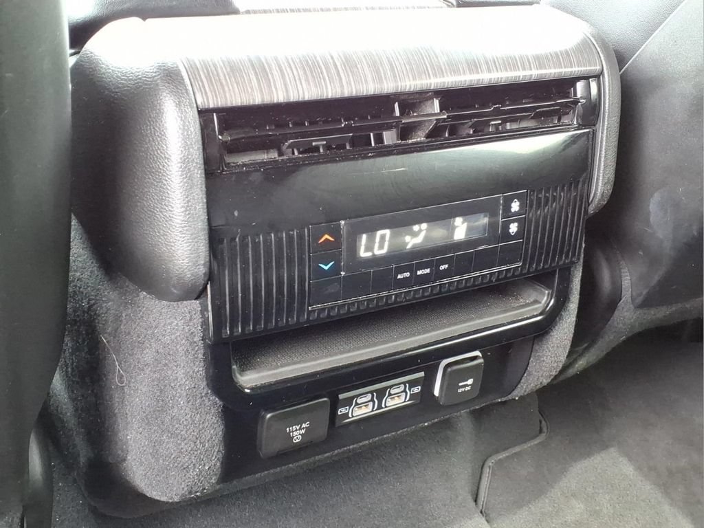 Used 2024 Jeep Wagoneer L Series II w/ Flexible Seating Group AWD/4WD image 12