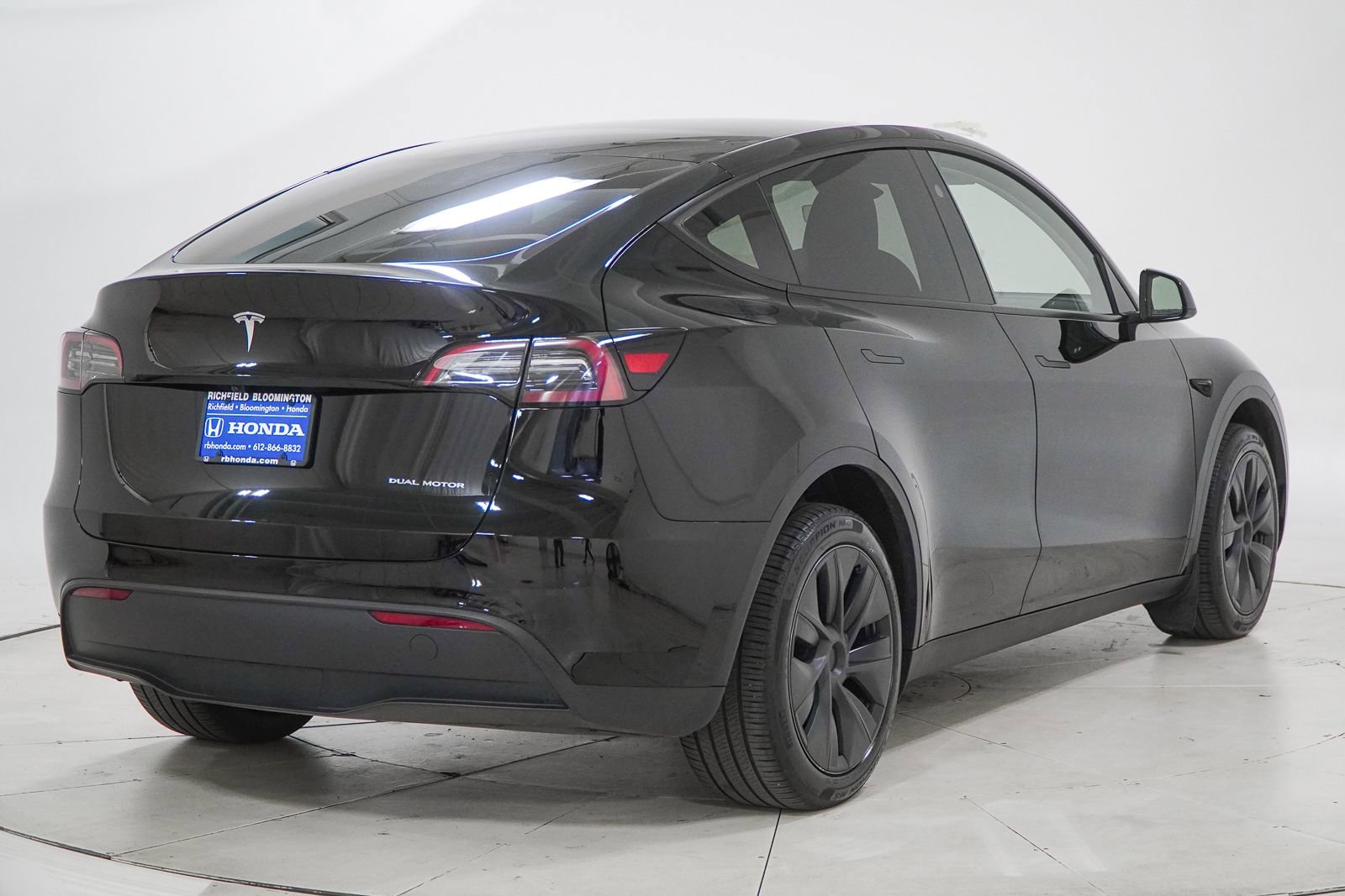 Used 2024 Tesla Model Y Long Range AWD/4WD image 11