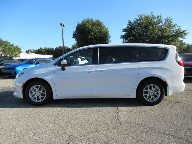 Certified 2023 Chrysler Voyager LX FWD image 4