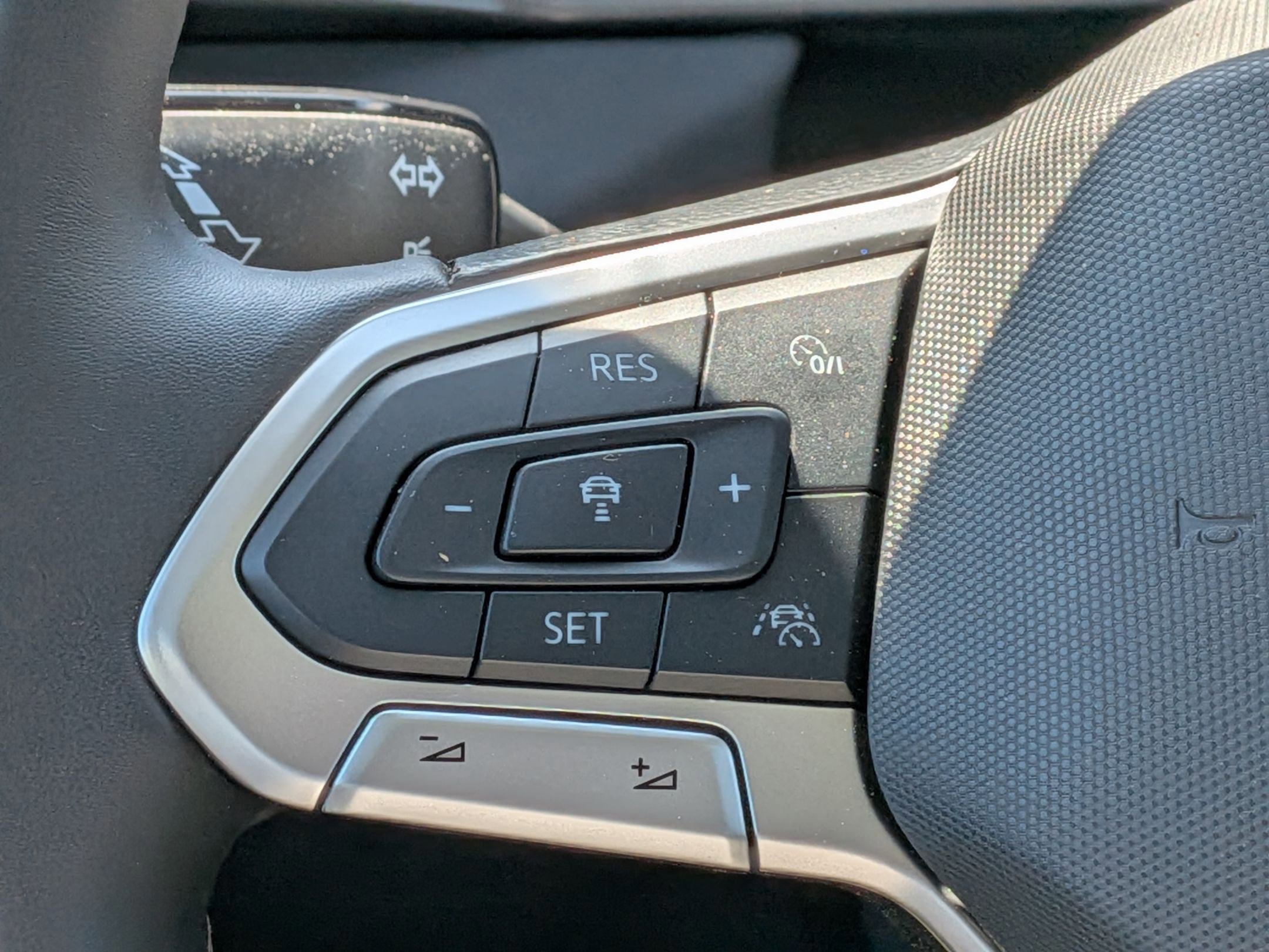 Used 2025 Volkswagen Taos SE image 18