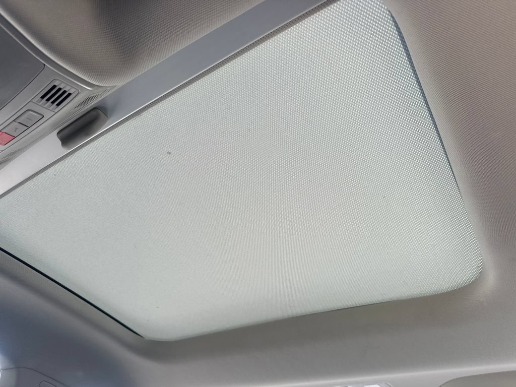 Used 2025 Volkswagen Jetta SE w/ Sunroof Package FWD image 19