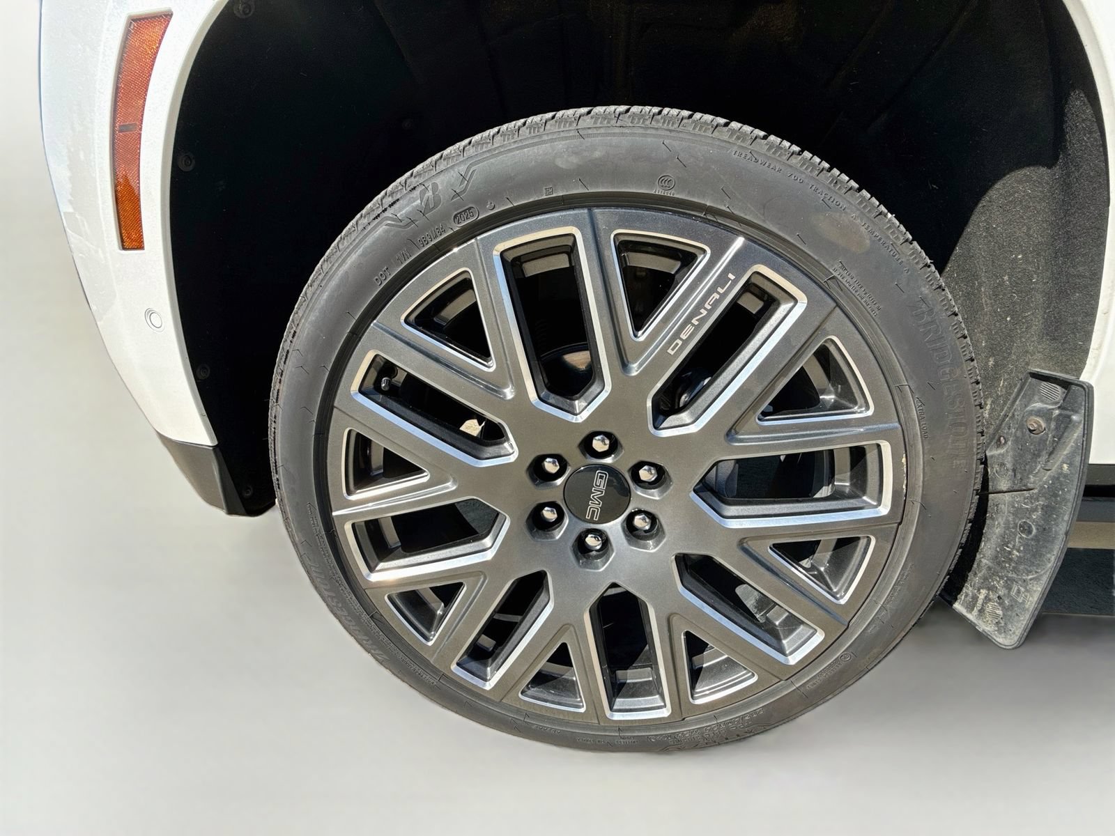 Used 2025 GMC Yukon Denali Ultimate AWD/4WD image 13