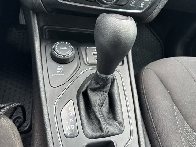 Used 2019 Jeep Cherokee Latitude w/ Cold Weather Group AWD/4WD image 33