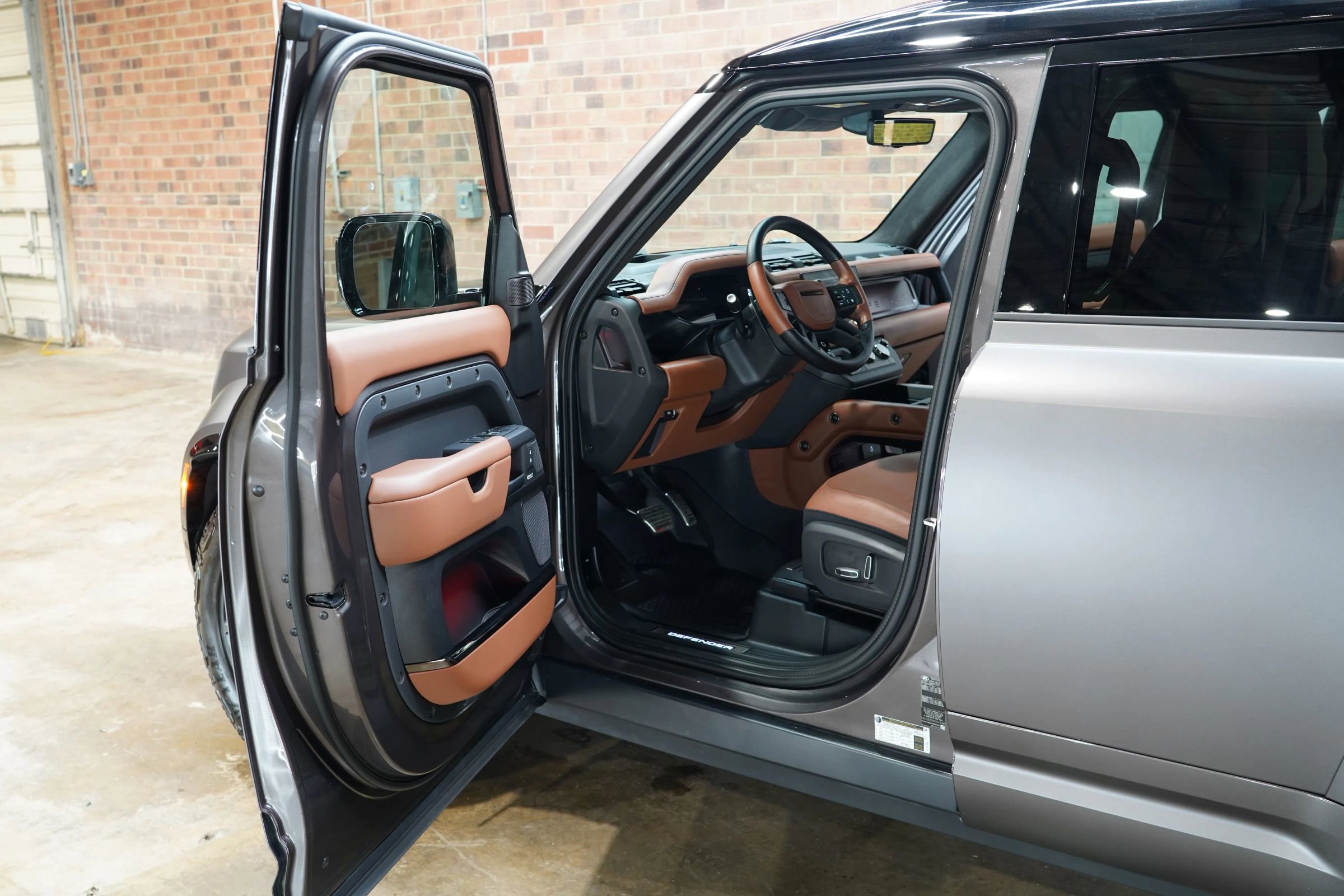 Used 2025 Land Rover Defender 110 image 44