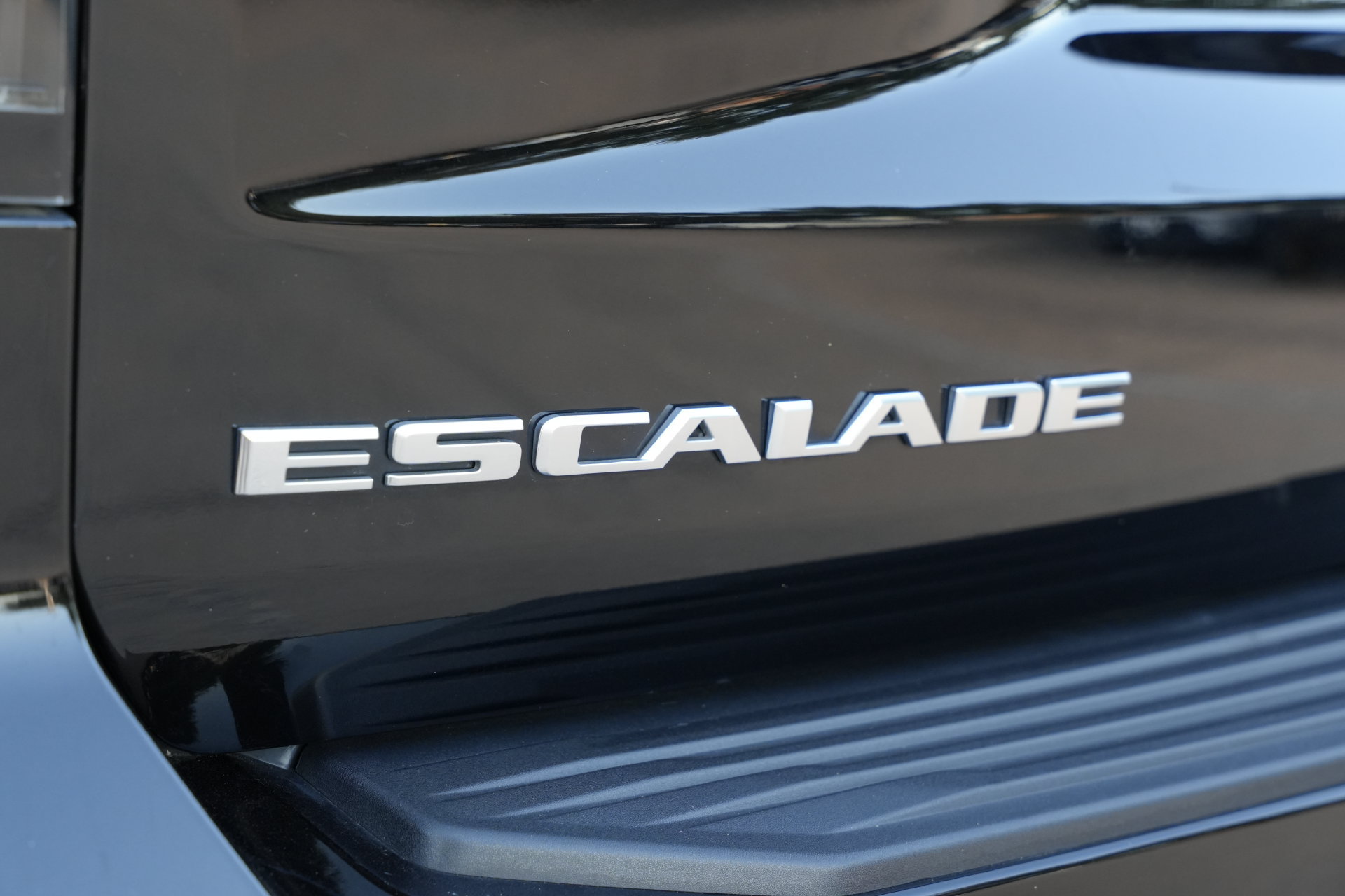 Certified 2024 Cadillac Escalade ESV Premium Luxury w/ Performance Package AWD/4WD image 20