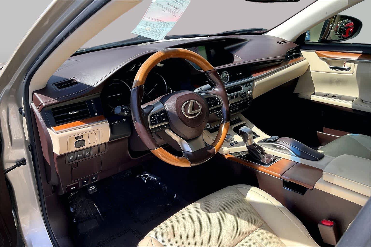Used 2017 Lexus ES 300h w/ Luxury Package FWD image 14