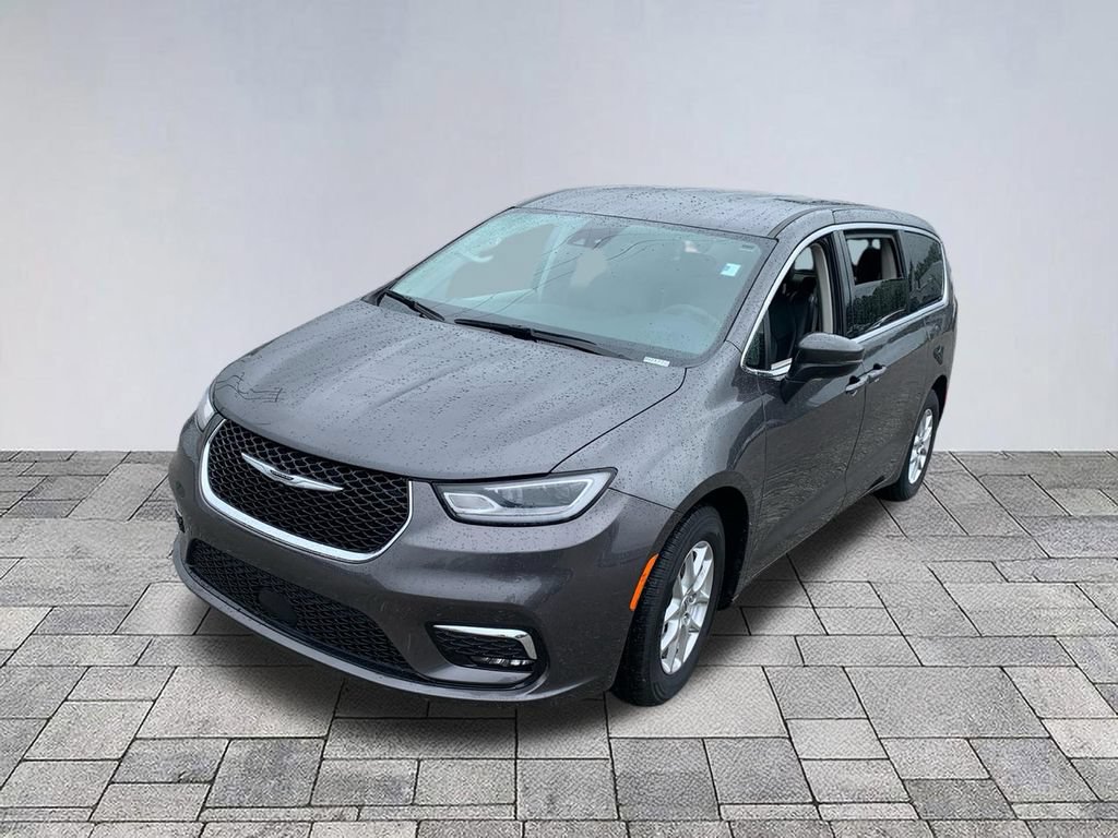 Used 2023 Chrysler Pacifica Touring-L FWD image 3