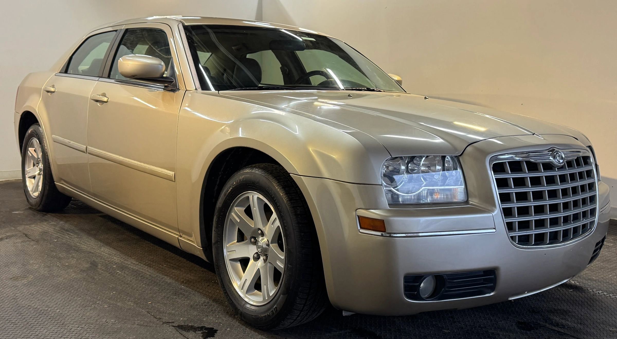 Used 2006 Chrysler 300 Touring RWD image 2
