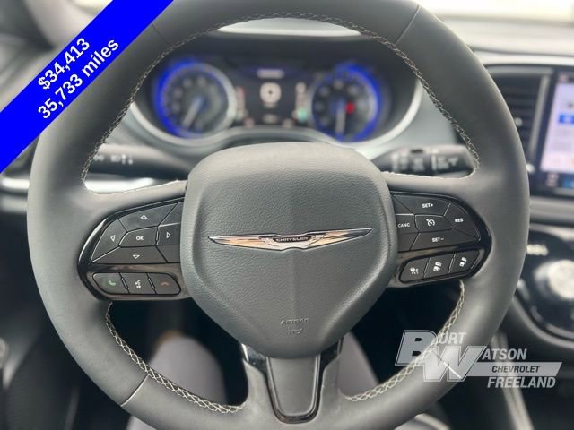 Used 2025 Chrysler Pacifica Limited image 13