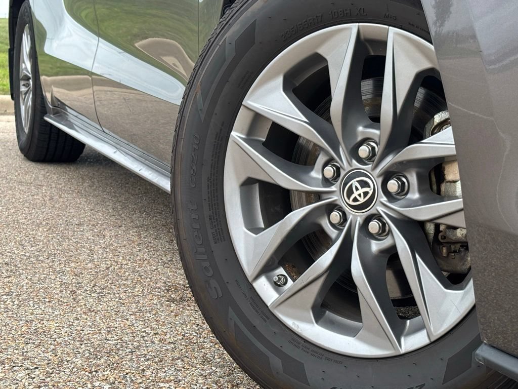 Used 2024 Toyota Sienna LE w/ LE Plus Package FWD image 2