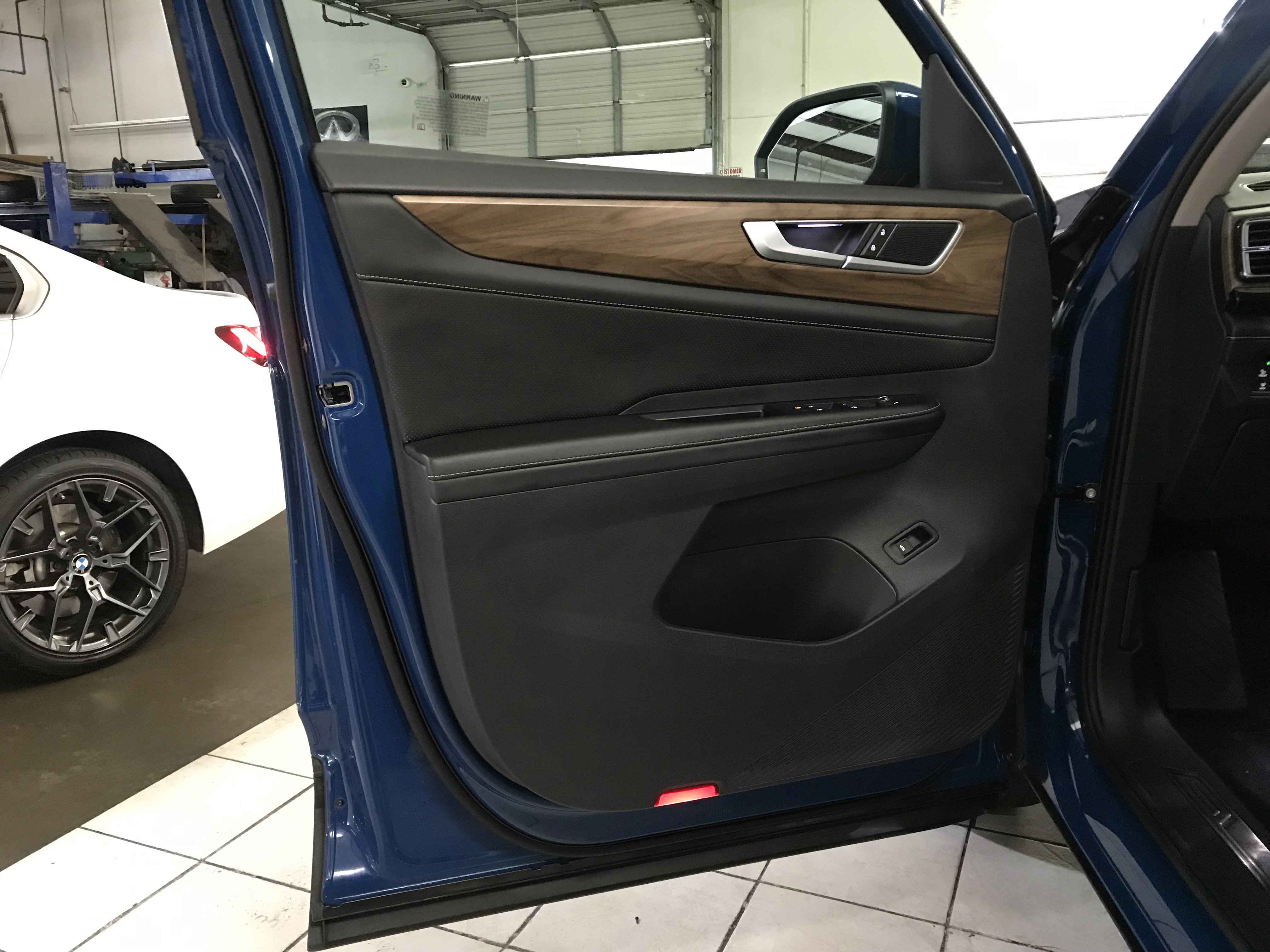 Used 2025 Volkswagen Atlas SE w/ Panoramic Sunroof Package FWD image 7