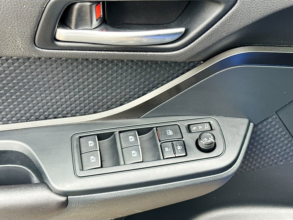 Used 2018 Toyota C-HR XLE FWD image 22