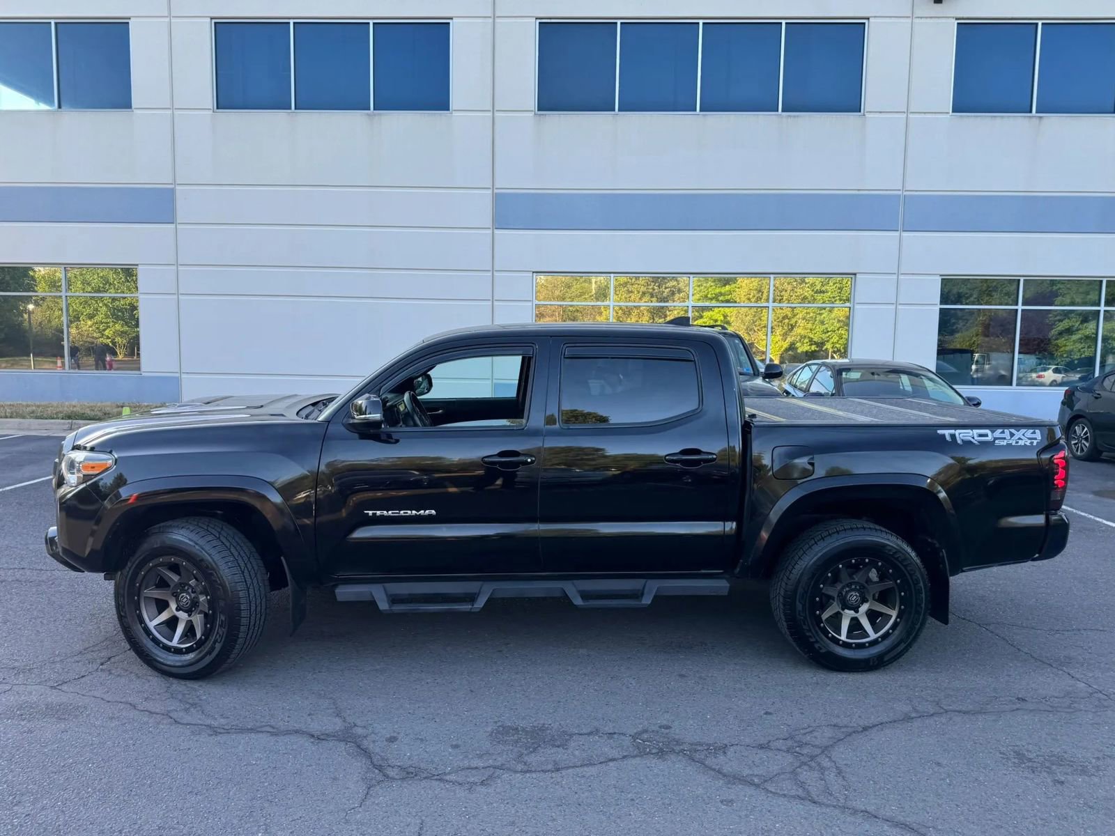 Used 2017 Toyota Tacoma TRD Sport w/ Tow Package (A/T) image 5