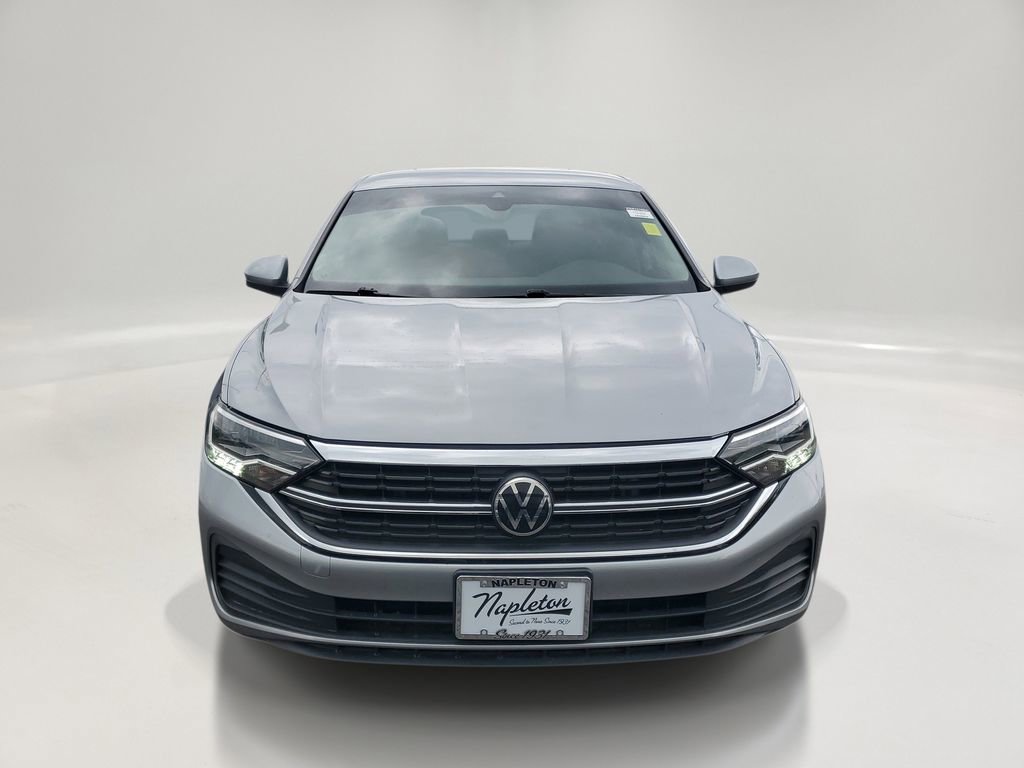 Used 2023 Volkswagen Jetta SE FWD image 2